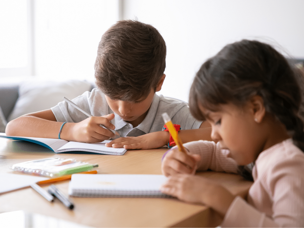 Niña y niño aprendiendo con perseverancia