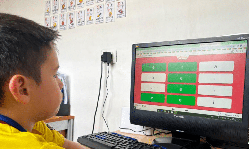 Niño entrenando la lectura.